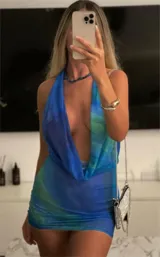 Vestido corto de microtul transparente con espalda descubierta y estampado con degradé de azul y verde.