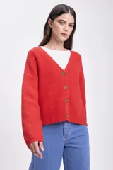Saco de punto rojo con botones marrones, corte holgado y tejido texturizado. Ideal para usar sobre camisas o remeras.