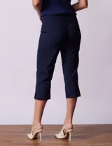 Pantalón capri amarillo de gabardina elastizada marca Ruby Rd, con pretina ancha elastizada, bolsillos delanteros simulados y bolsillos traseros aplicados.