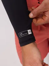 Remera de surf Rusty de manga larga, color negro con logo blanco en el pecho.