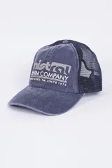 Gorro con visera, de diseño combinando colores con logo estampado, y broche plástico para ajuste.