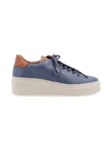 Sneaker de suela elevada, confeccionado en cuero graneado premium con cordones de algodón y forro sintético.