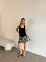 Musculosa blanca de tejido morley viscosa, con escote redondo y tirantes anchos.