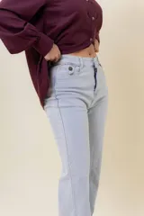 Jean de corte wide leg en color azul medio, con tiro medio, diseño de pierna amplia y fluida, y cinco bolsillos funcionales.