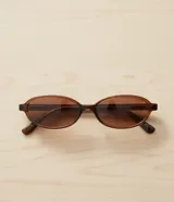 Lentes de sol con montura ovalada de acetato color marrón translúcido (tortoise/carey) y lentes degradados color marrón.