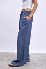 Pantalón palazzo marrón de tiro alto con cintura elastizada y cordón ajustable.