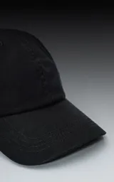 Gorra de béisbol negra lisa con visera curva y botón superior.