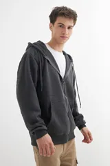 Campera gris oscuro con capucha, cierre frontal y bolsillos tipo canguro.