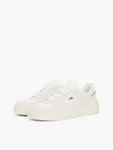 Zapatillas de estilo deportivo urbano, inspiradas en los modelos de baloncesto, destacan por los paneles de texturas mixtas.