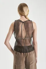 Top blanco de organza de seda, sin mangas, con corte clásico y tira para atar en la espalda. Incluye pieza de corpiño de microfibra incorporada.