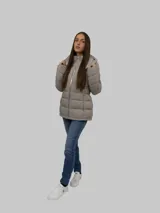 Campera puffer color gris, con cuello alto y capucha desmontable. Cierre frontal con cremallera y bolsillos laterales con cierre. Diseño acolchado y detalles distintivos de Calvin Klein.