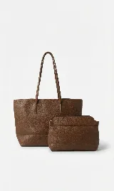 Bolso tipo tote de cuero sintético color marrón chocolate, con doble asa de hombro y sobre interno con cierre.