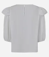 Blusa blanca de tricolina con cuello redondo, mangas cortas abullonadas y detalle de laise en el pecho.
