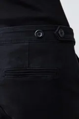 Pantalón chino negro de corte recto, con bolsillos laterales y traseros.