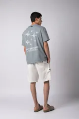 Bermuda cargo color blanco, confeccionada en mezcla de lino y rayón, con cintura elástica ajustable con cordón y bolsillo lateral tipo cargo.