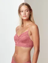 Bralette de encaje floral color rosa, marca Montelle. Sin aro ni relleno, con forro interno de microtul elastizado, breteles regulables y cierre trasero de tres posiciones.