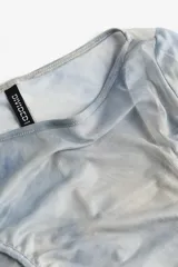 Vestido midi de malla con estampado tie-dye en tonos celeste y blanco. Modelo entallado de manga larga con escote amplio y costuras fruncidas. Ribete decorativo adelante y en las mangas. Viso de punto con breteles finos y escote redondo profundo.