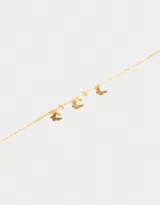 Pulsera dorada flexible con charms colgantes de mariposas y perlas. Cierre con mosquetón y cadena de alargue.