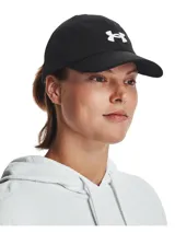 Gorro deportivo Under Armour negro con logo blanco bordado en el frente.