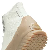 Botas de cuero color crema con suela de goma color beige con agarre exagerado.