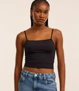 Top cropped blanco de poliamida con breteles finos y escote recto.