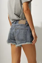 Short de jean negro con cintura alta y terminación desflecada.