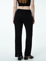 Pantalón negro de tejido de hilo calado con cintura elástica.