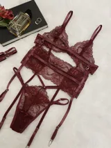Conjunto de lencería de 4 piezas en color burdeos, que incluye bralette, tanga y portaligas regulables.