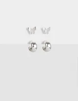 Set de dos pares de aros plateados: un par de aros tipo argolla gruesa y un par de aros pequeños con forma de mariposa.