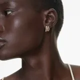 Par de aros tipo argolla Swarovski Hyperbola, bañados en tono oro rosa y adornados con circonitas blancas de talla redonda y cuadrada. Cierre con tuerca a presión.