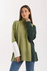 Sweater de punto con cuello alto, diseño color block en tonos de verde y blanco.