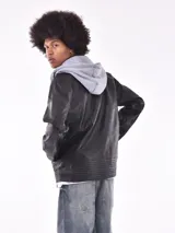 Campera negra de cuero sintético con capucha gris de algodón y cierre frontal.