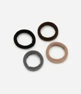 Set de cuatro gomitas de pelo en colores negro, marrón, gris y beige.