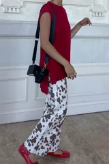 Pantalón de jean blanco con estampado de manchas marrones, corte wide leg y tiro medio.