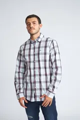 Camisa de hombre a cuadros color beige y azul marino, de corte slim fit, con mangas largas, cartera abotonada y logo bordado en el pecho. Confeccionada en algodón.