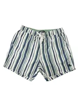 Short de baño estampado en tonos verde y beige, con cintura elástica ajustable con cordón, dos bolsillos laterales y uno trasero.