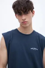 Musculosa azul marino con cuello redondo y estampado frontal con la frase "Walk With You".