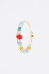 Par de aros tipo argolla dorados con cuentas de colores.