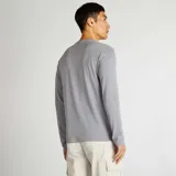 Camiseta de manga larga gris con cuello redondo y corte ajustado.