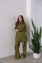 Pantalón de jogging verde oliva de tejido de punto con textura en forma de rombos.