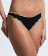 Bombacha de bikini negra de tejido texturizado con pespuntes blancos contrastantes.