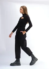 Pantalón slouchy negro de gabardina con pinzas frontales y bolsillos.