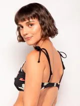 Top de bikini con estampado floral, tirantes finos con lazo en los hombros y ajuste con broche en la espalda.