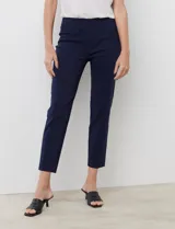 Pantalón en gabardina elastizada de corte recto y largo al tobillo, con pretina ancha y bolsillos simulados delanteros.