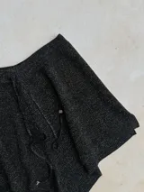 Short tejido de punto color verde esmeralda con lurex, tiro alto y cordón ajustable en la cintura.