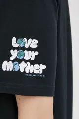 Remera negra de la colección Converse, confeccionada en punto fino y elástico con estampado gráfico de la Tierra.