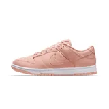 Zapatillas Nike Dunk Low Premium MF color salmón con suela blanca.