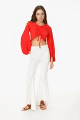Top de lino italiano color celeste con frunce delantero y mangas acampanadas.