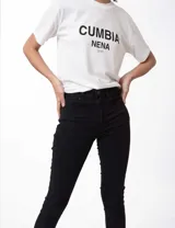 Pantalón de jean negro, corte skinny, tiro medio y bolsillos delanteros y traseros.