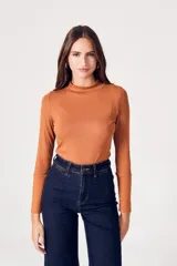 Polera de morley eco-vero color lila, de calce ajustado y mangas largas.